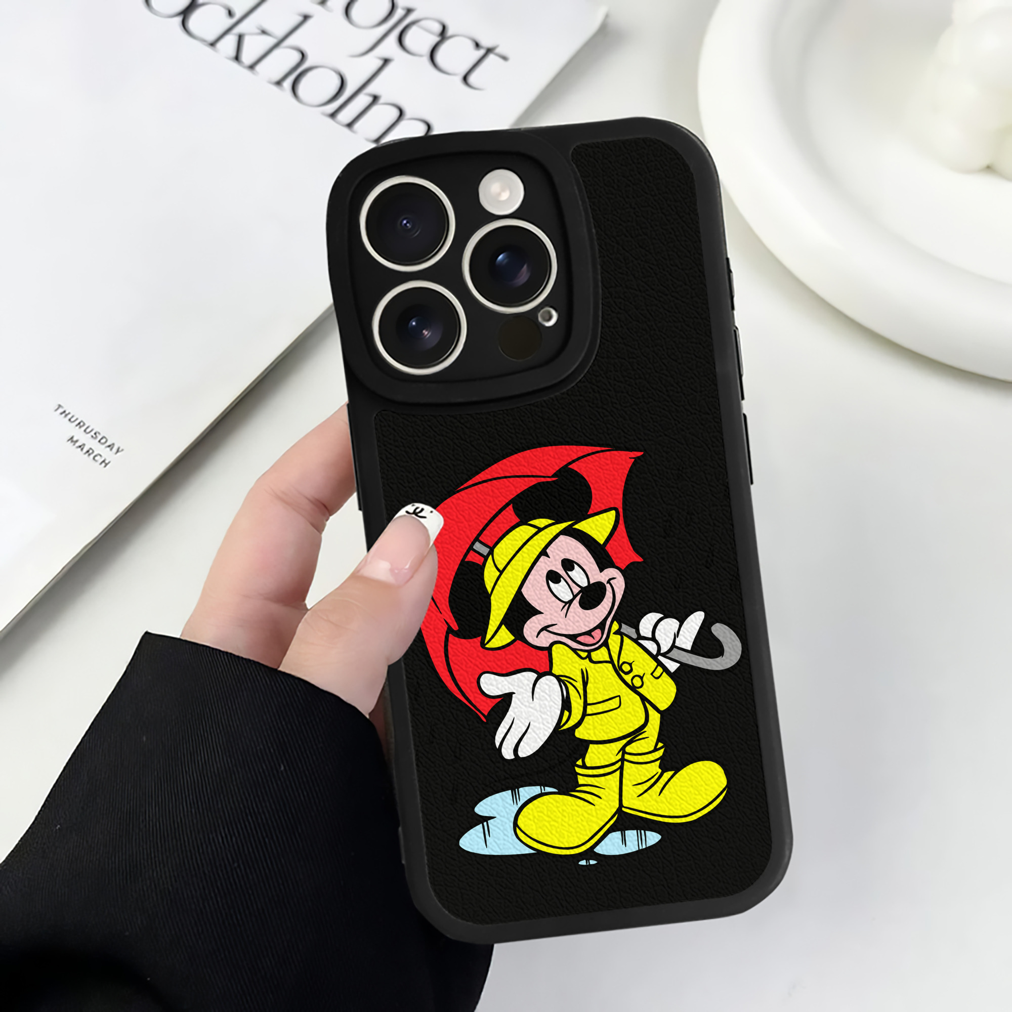 （画像用） ミッキーマウス Mickey Mouse 【iPhone 16シリーズ対応】シリコンスマホケース（レザー調） 材質：シリコン